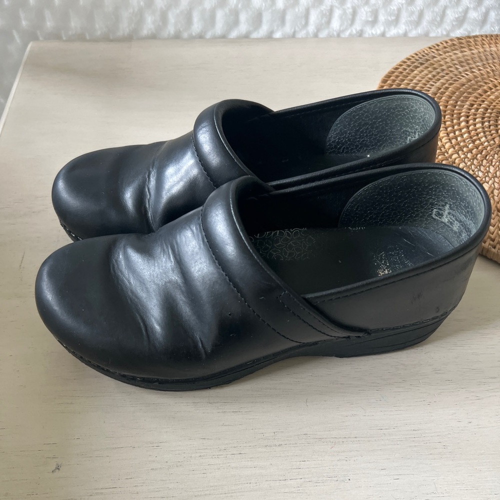 Dansko Women's Black Professional Clogs Size 40 / 9.5 (TD)